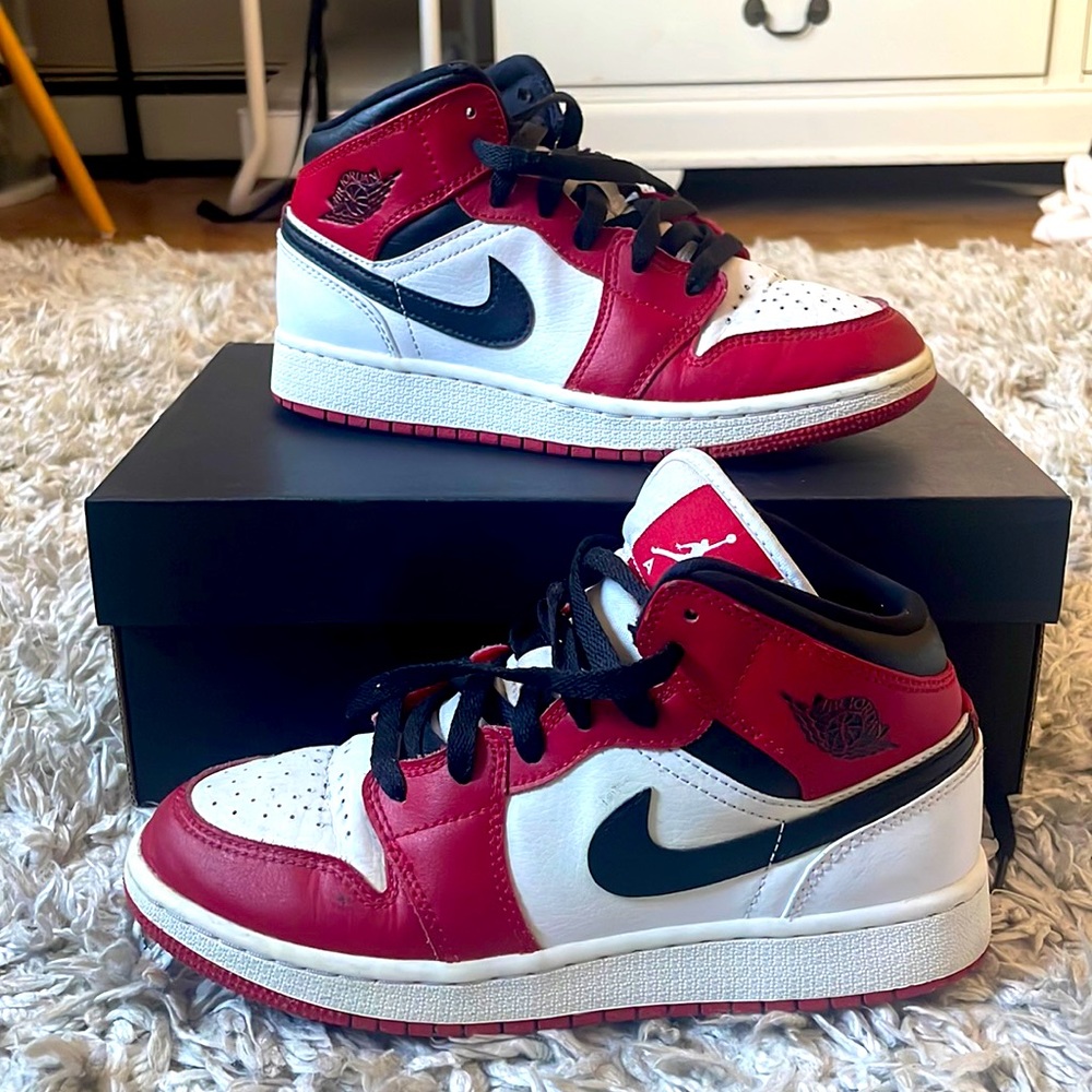 Air Jordan 1 mid (GS) “Chicago 2020” size 4Y